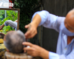 'Ngày hội cắt tóc' Hà Nội: Từ phòng điều hòa tới vỉa hè, thợ cắt tóc đều... mỏi tay