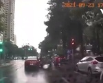 Hà Nội: Ô tô tăng ga khi đèn đỏ, đâm thẳng nhiều người đi xe máy rồi bỏ chạy