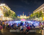 Người dân TP Hồ Chí Minh đổ về phố đi bộ Nguyễn Huệ chào đón năm mới 2022