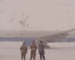Tổng thống Mỹ mắc kẹt trên chuyên cơ vì bão tuyết