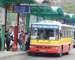 Khách đi xe bus tại Hà Nội phục hồi