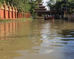Người dân Thái Lan gồng mình chống lụt sau siêu bão Noru