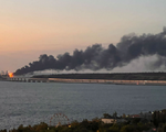 Nổ xe tải phá hủy một phần cây cầu nối Nga - Crimea