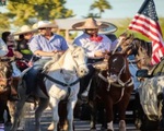 Cử tri bang Arizona của Mỹ cưỡi ngựa đi bầu cử