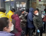 Người dân Trung Quốc vui mừng khi được nới lỏng phòng dịch COVID-19