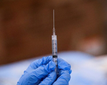 Mỹ cấp phép tiêm vaccine COVID-19 “lưỡng trị” cho trẻ từ 6 tháng tuổi