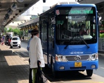 Xe bus được đón khách ở ga quốc nội Tân Sơn Nhất