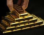 Đà tăng giá vàng có thể “mắc kẹt” giữa lãi suất tăng và đồng USD mạnh