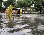Hà Nội: Mưa lớn cả đêm, nhiều tuyến phố ngập như sông