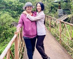 Hồng Loan được mẹ chăm sóc tại phim trường Mẹ Rơm