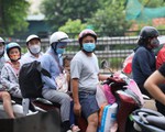 Cha mẹ đèo con nhỏ, chở đồ đạc trên xe máy trở lại Hà Nội ngày cuối nghỉ lễ 2/9