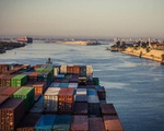 Tàu chở ngũ cốc Ukraine mắc cạn ở kênh đào Suez của Ai Cập