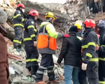 Đoàn cứu hộ Việt Nam tại Thổ Nhĩ Kỳ nỗ lực đưa các nạn nhân ra ngoài khỏi tòa nhà đổ nát