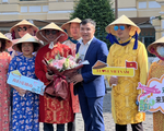 Khách du lịch Trung Quốc hào hứng đến TP Hồ Chí Minh