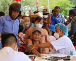 Y, bác sỹ Bệnh viện Chợ Rẫy Phnom Penh khám bệnh miễn phí cho cho người dân nghèo Campuchia