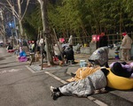 Người hâm mộ dựng lều bạt chờ thần tượng tham dự Đêm hội Weibo