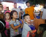 'Nước bẩn cũng quý như nước sạch', người dân KĐT Thanh Hà xếp hàng cả tối chia từng can nước