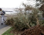 Bão Ciaran khiến ít nhất 4 người thiệt mạng, tàn phá châu Âu với gió mạnh và mưa lớn