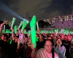 15.000 khán giả tạo 'biển xanh' cùng nhóm nhạc Westlife