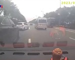 Ô tô dừng đột ngột trên đường gây nguy hiểm