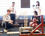 Sinh viên kiến trúc sáng tạo mô hình bằng tre chịu được tải trọng lớn