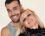 Chồng Britney Spears giải quyết tin đồn về vấn đề hôn nhân sau khi bỏ nhẫn