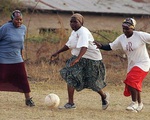 Giải bóng đá quốc tế dành cho các cụ bà