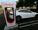 Tesla giảm giá bán xe lần thứ 5 tại Mỹ