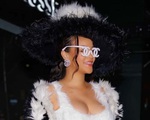 Rihanna tưởng nhớ Karl Lagerfeld quá cố với trang phục lông đen trắng tại Met Gala