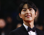 Song Joong Ki sải bước trên thảm đỏ LHP Cannes, không xuất hiện cùng vợ