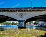 Pháp: Tìm thấy khoảng 20 loại vi nhựa dọc hai bên bờ và trong nước sông Seine