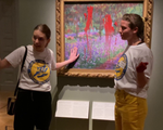Bôi sơn đỏ lên tác phẩm của danh họa Monet tại bảo tàng Stockholm
