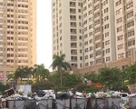 Tập kết rác giữa mặt tiền khu chung cư ở Hà Nội