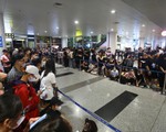 Hàng nghìn người hâm mộ chào đón BLACKPINK đến Hà Nội