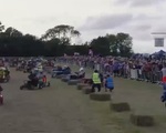 Thú vị cuộc đua xe cắt cỏ tại Anh