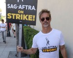 Từ Brad Pitt đến Jane Fonda: Sao Hollywood xuống đường ủng hộ cuộc đình công của diễn viên