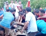 Nghệ An: Giải cứu 2 cô giáo bị sạt lở đất vùi lấp trên đường đi dạy về