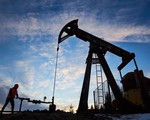 Triển vọng OPEC+ giảm sản lượng đẩy giá dầu tăng