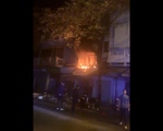 Vụ cháy ở phố Hàng Lược: Hàng xóm, người nhà phá cửa nhưng không thể vào cứu