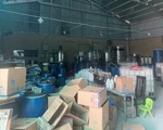 Triệt phá xưởng sản xuất nước giặt giả quy mô lớn ở Hà Nội
