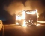 Xe khách bốc cháy trên cao tốc Nghi Sơn - Diễn Châu
