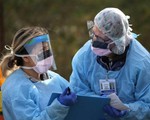 Dịch COVID-19, bệnh cúm bùng phát, nhiều bệnh viện ở Mỹ yêu cầu đeo khẩu trang trở lại