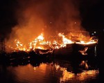 Cháy rụi 3 tàu gỗ đang neo đậu trên sông Ka Long