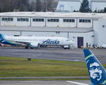 Vụ Boeing 737 MAX 9 bung cửa: Tìm thấy cánh cửa bị bung, Indonesia tạm dừng bay dòng máy bay này