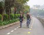 Cận cảnh làn đường đầu tiên dành riêng cho xe đạp mới ra mắt tại Hà Nội