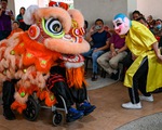 Đội múa lân trên 80 tuổi biểu diễn đón Tết ở Singapore