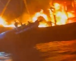 Bình Thuận: Một tàu cá bị cháy rụi khi neo đậu