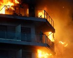 Cháy lớn nhấn chìm tòa nhà chung cư ở Tây Ban Nha, ít nhất 4 người tử vong