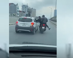 Hai thanh niên đi xe máy lên đường trên cao, đánh người đi ô tô