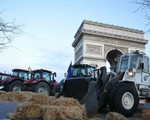 Nông dân Pháp lái máy kéo biểu tình ở Khải Hoàn Môn